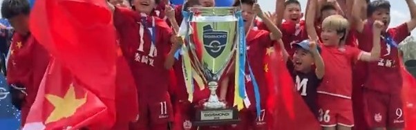 央视报道中国足球小将夺冠：祝贺少年们，未来继续勇敢向前吧！