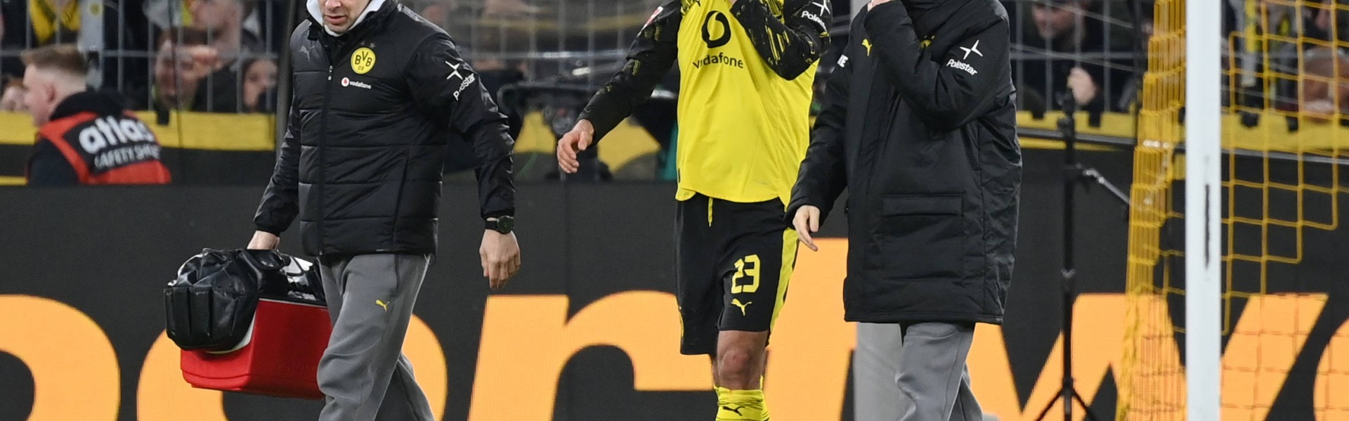 遭遇重伤！埃姆雷·詹赛后长时间呆坐车内，队友纷纷拥抱安慰